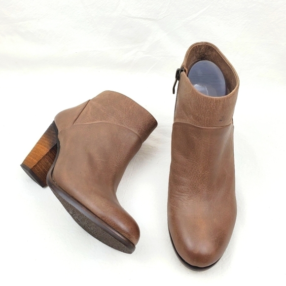 Vince Camuto Hawn taupe grey leather chunky heel ankle bootie - Picture 1 of 11